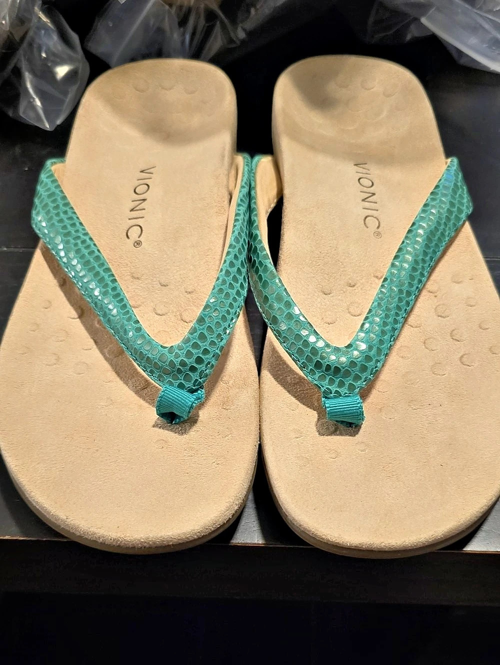 NWOT Vionic Toe Post Sandal Snakeskin Green & Tan